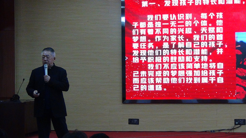 1742221040401870.jpg 元寶山區(qū)實(shí)驗(yàn)中學(xué)“五老”進(jìn)校園活動(dòng)照片5_副本.jpg