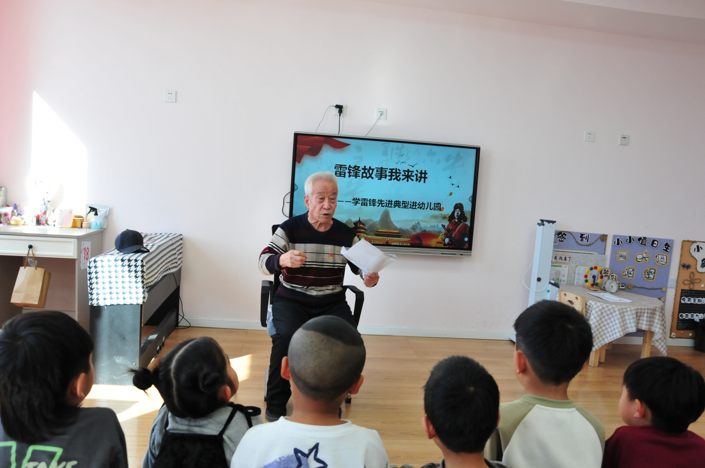 1742869664341888.jpg 元寶山區(qū)第六幼兒園學(xué)雷鋒活動(dòng)月活動(dòng)照片6_副本.jpg