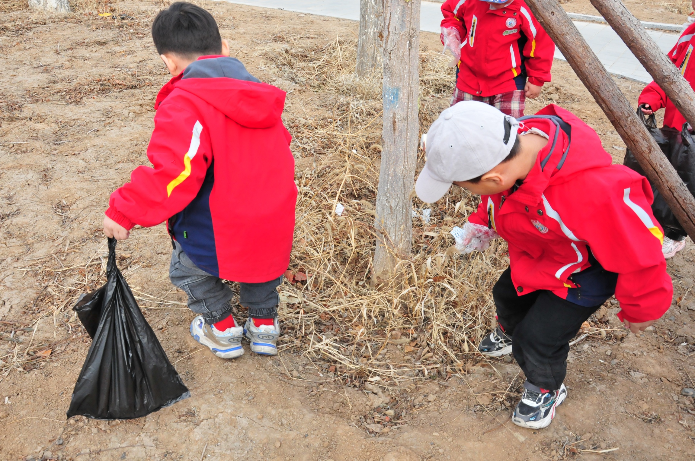 1742869720688360.jpg 元寶山區(qū)第六幼兒園學(xué)雷鋒活動(dòng)月活動(dòng)照片10_副本.jpg