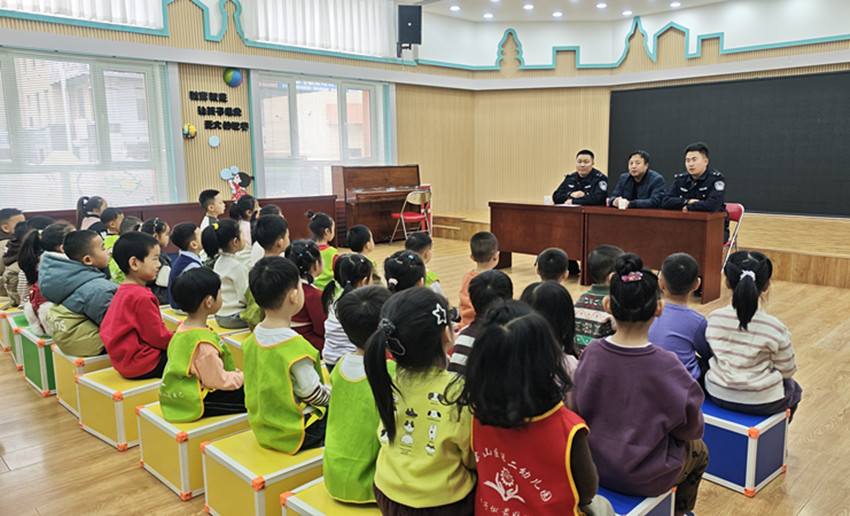 1742885912973692.jpg 元寶山區(qū)第二幼兒園關(guān)工委防校園欺凌法治教育活動照片1_副本.jpg