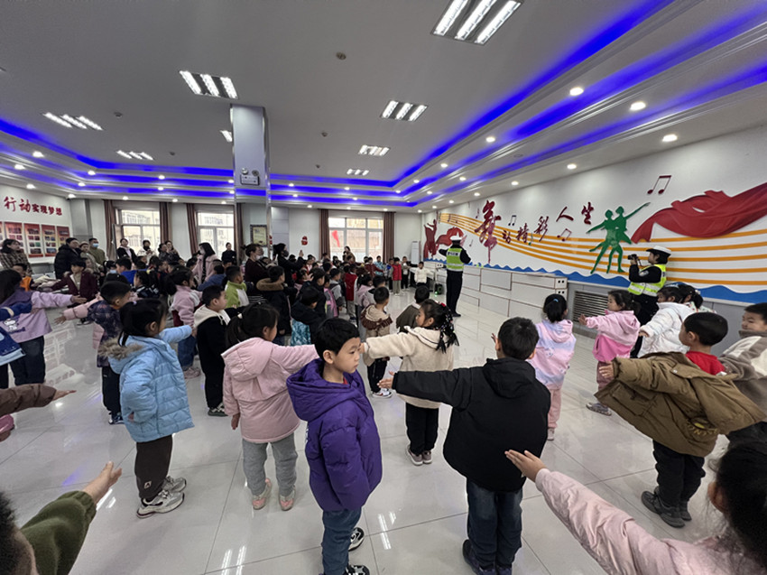 1742973046208277.jpg 元寶山區(qū)東城街道銀河社區(qū)關(guān)工委法治安全教育活動照片3_副本.jpg