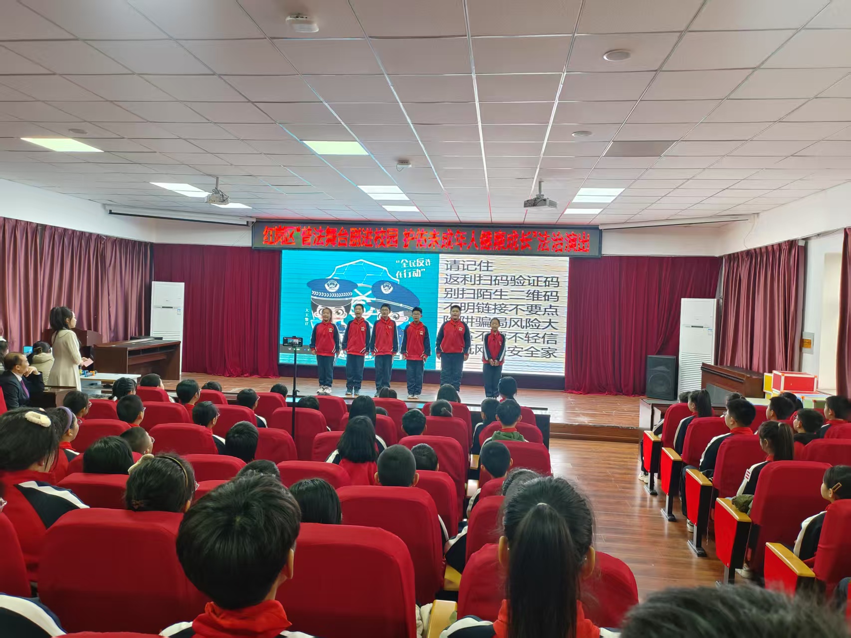 1743383358295686.jpg 普法劇進(jìn)校園首場演出 (2).jpg