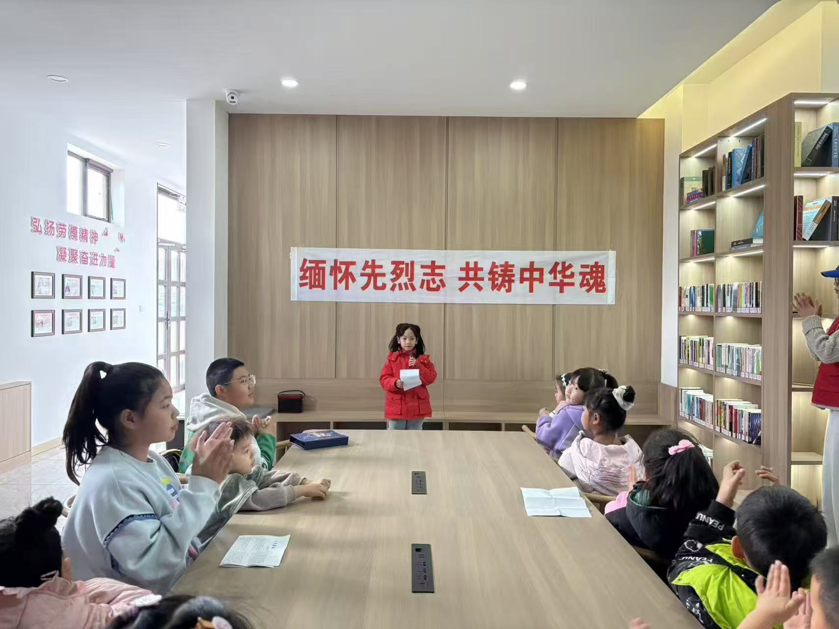 1743404864820043.jpg 元寶山區(qū)平莊西城街道陽光社區(qū)關(guān)工委清明節(jié)故事分享活動照片1.jpg