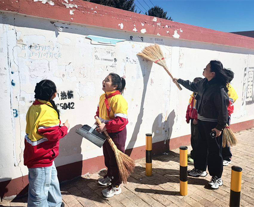 1743517484182642.jpg 元寶山區(qū)建昌營小學(xué)學(xué)雷鋒活動月照片20_副本.jpg