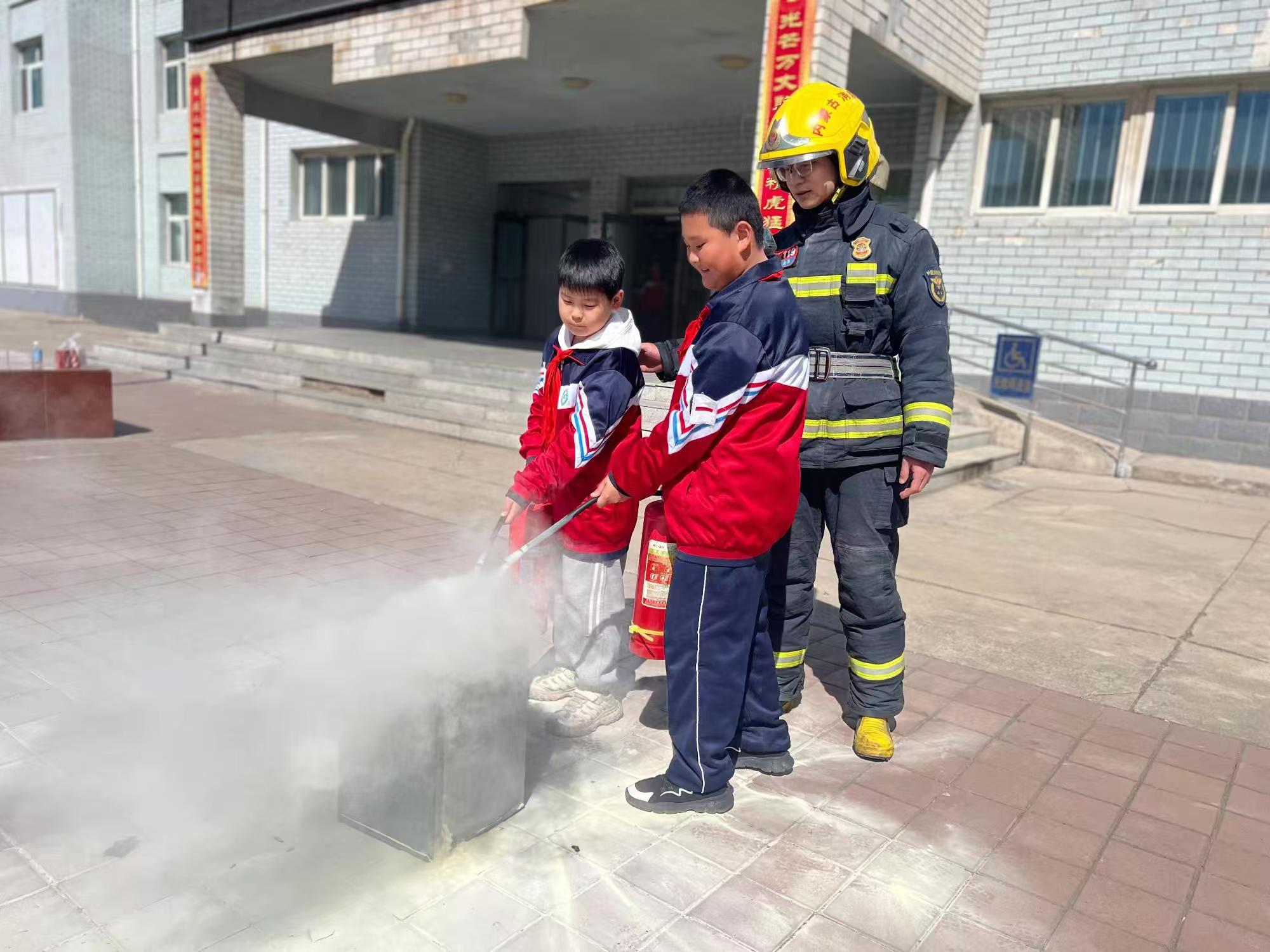 1744122845100244.jpg 元寶山區(qū)星光小學(xué)消防安全教育活動(dòng)照片10.jpg