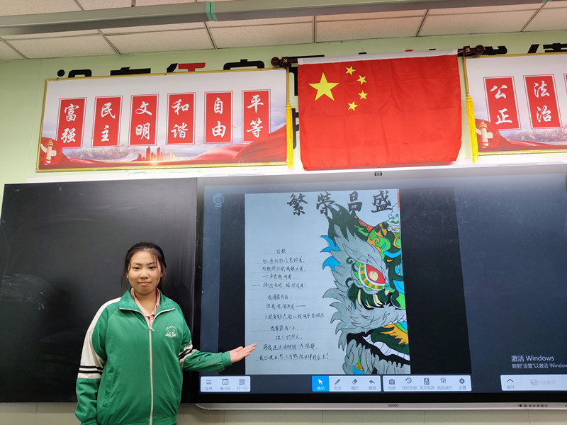 1745390902857995.jpg 元寶山區(qū)平莊礦區(qū)第一小學關(guān)工委開紅色詩集制作活動照片4_副本.jpg