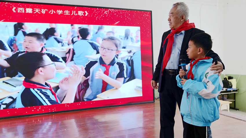 1745397798803910.jpg 元寶山區(qū)西露天礦區(qū)小學(xué)關(guān)工委開展“五老”進(jìn)校園活動照片7_副本.jpg