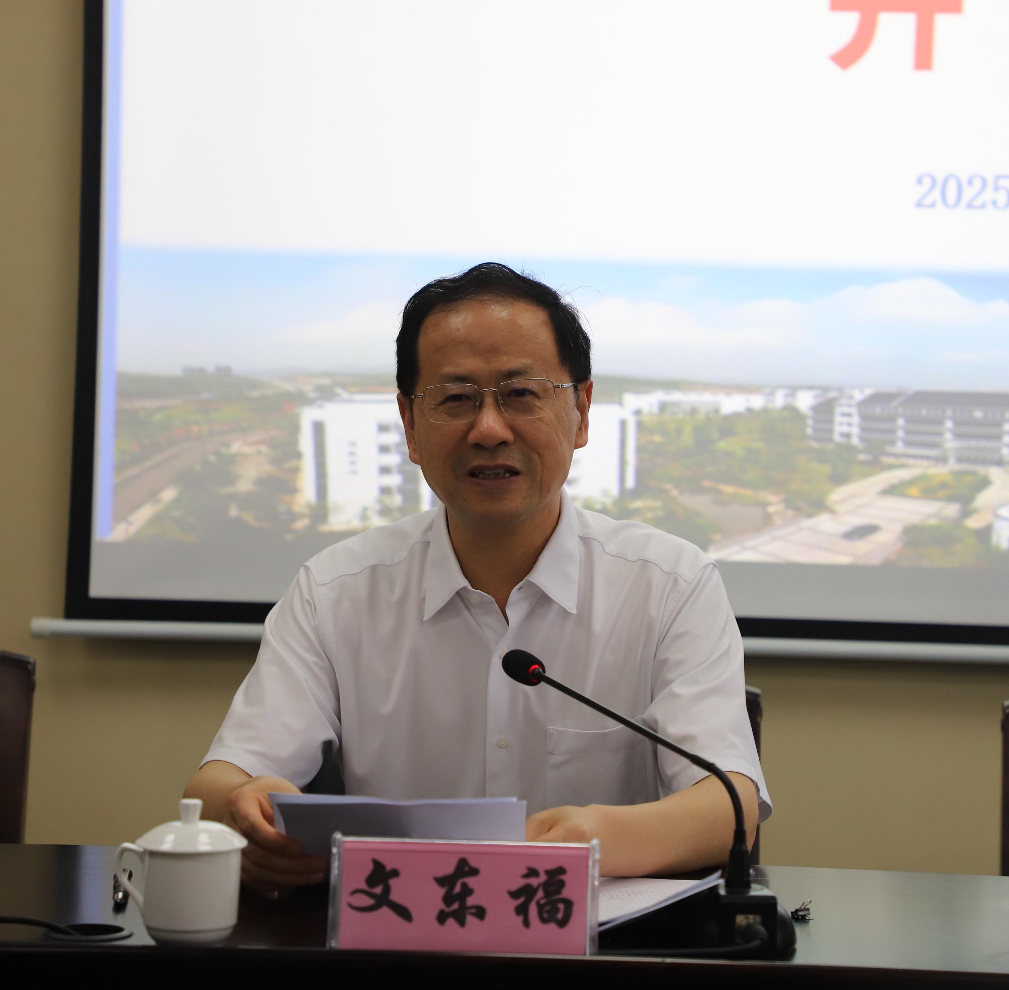 柳州市委常委、組織部部長(zhǎng)，市關(guān)工委主任文東福作開班講話.jpg
