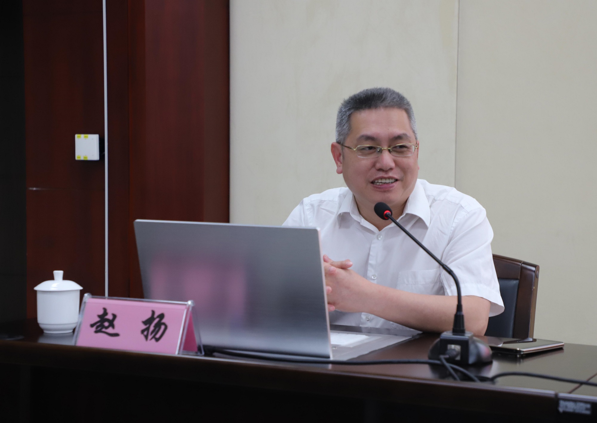 市委老干部局副局長(zhǎng)、市關(guān)工委常務(wù)副主任趙揚(yáng)上開班第一課.jpg