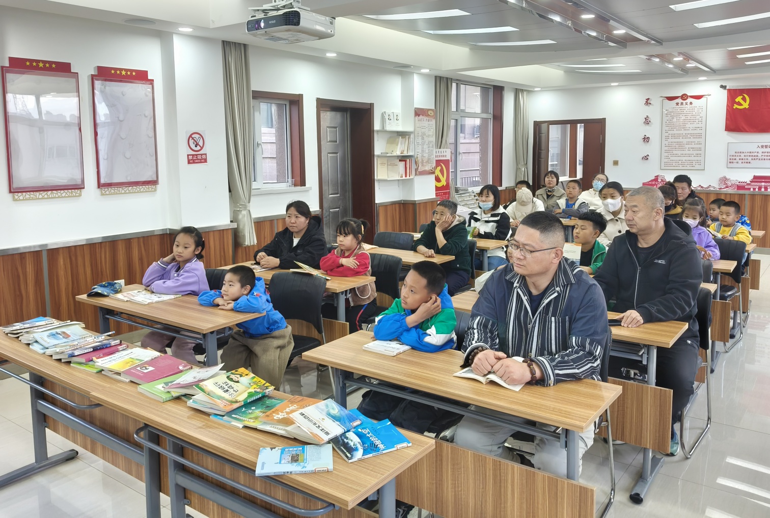 元寶山區(qū)東城街道哈河街社區(qū)關(guān)工委讀書日活動照片1_副本.jpg