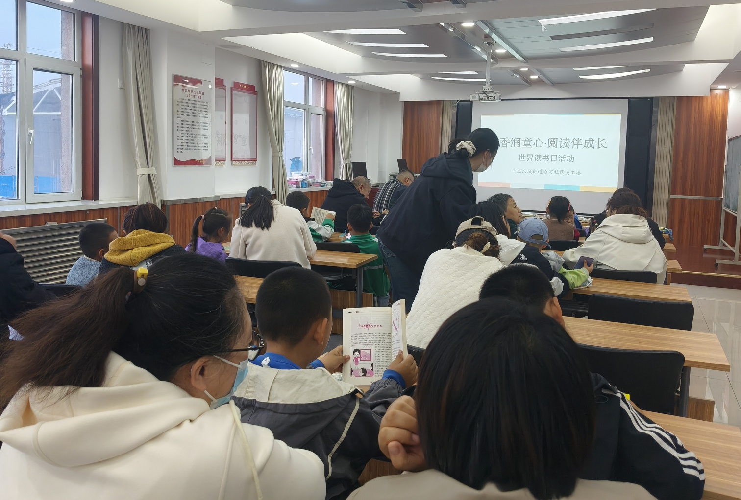 元寶山區(qū)東城街道哈河街社區(qū)關(guān)工委讀書日活動照片3_副本.jpg