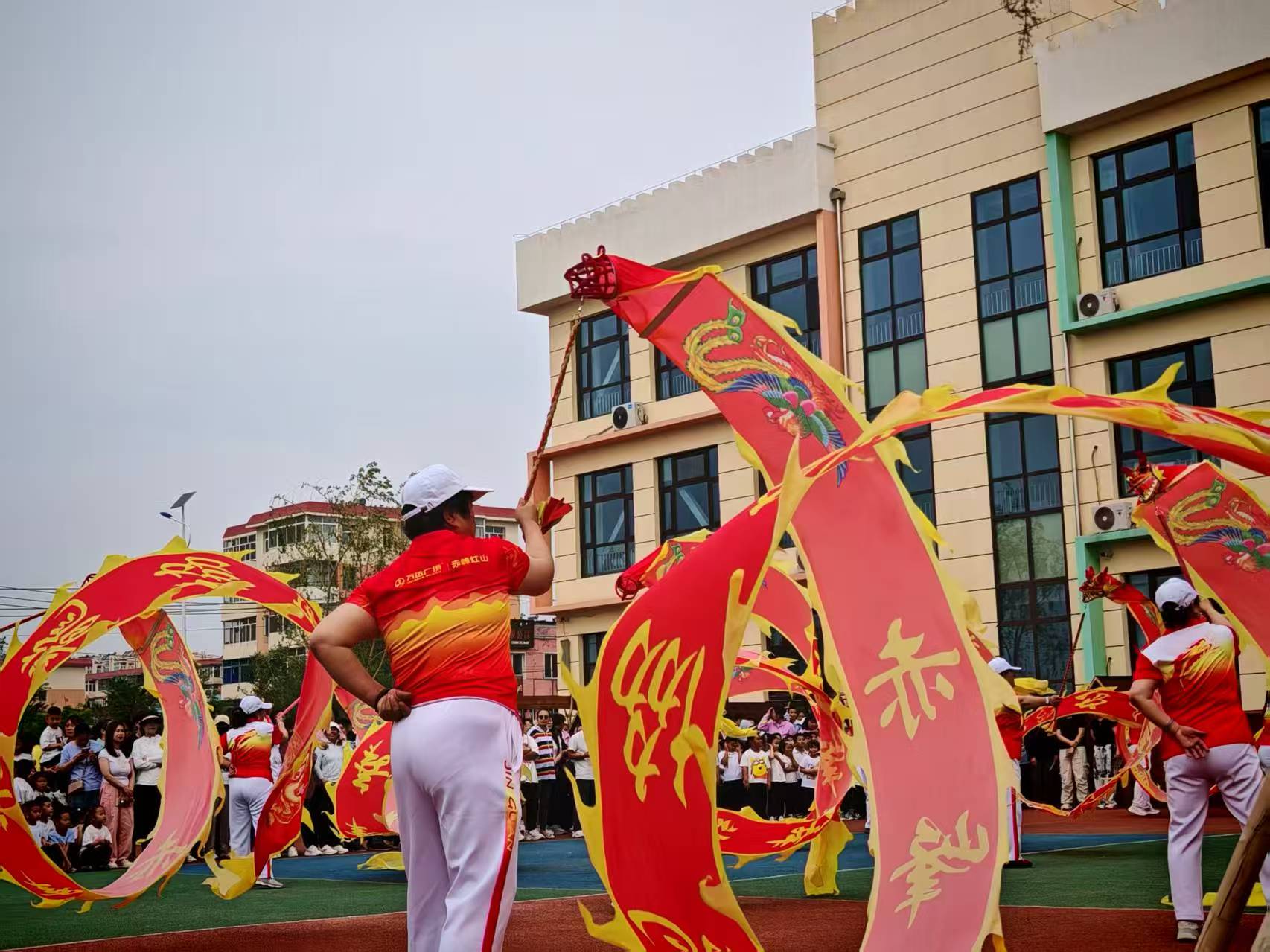 元寶山區(qū)云杉路街道中心路社區(qū)開(kāi)展“銀發(fā)助舞添活力 老少共融開(kāi)新篇”六一兒童節(jié)主題活動(dòng)照片4.jpg