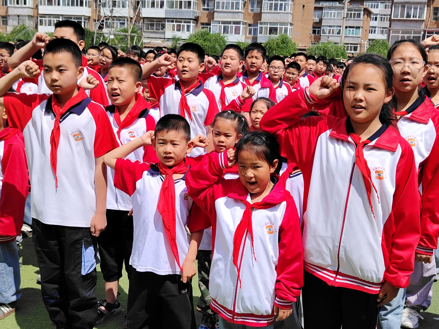 元寶山區(qū)平礦二小“隊旗飄揚(yáng)筑夢想 童心向黨展未來”活動照片12_副本.jpg