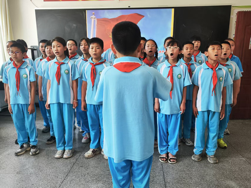 元寶山區(qū)馬蹄營子小學(xué)“紅領(lǐng)巾相約紅色中國夢”活動照片3_副本.jpg