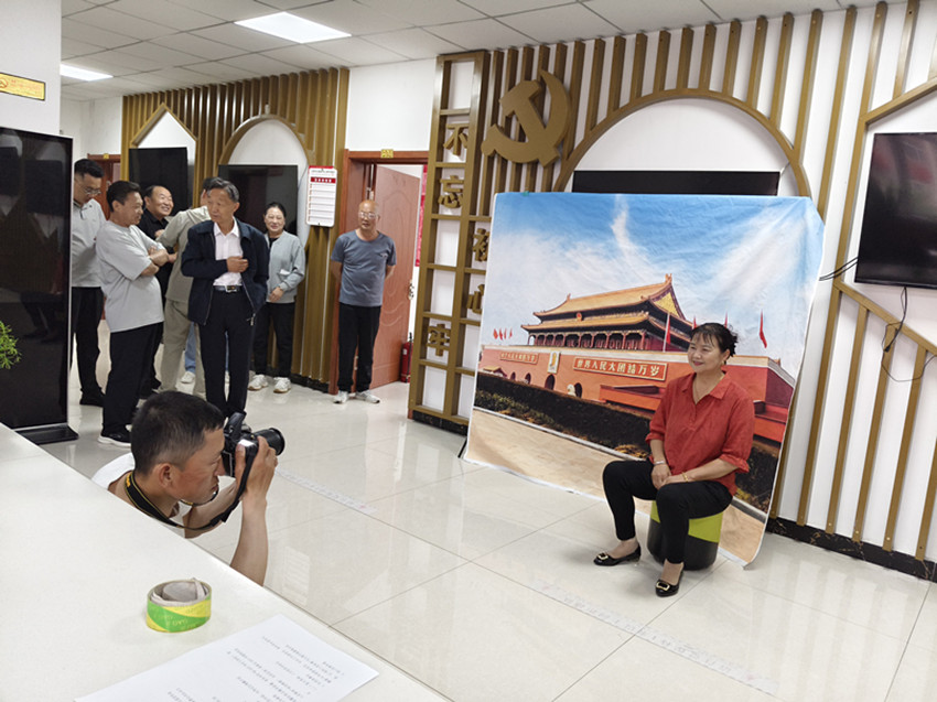 元寶山區(qū)平莊西城街道王府社區(qū)關(guān)工委“光影敬歲月 鏡覽天安門”活動(dòng)照片1_副本.jpg