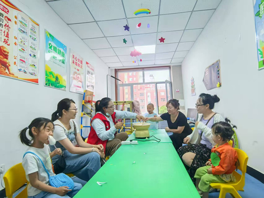 元寶山區(qū)西城街道王府社區(qū)“竿釣碧波魚(yú)躍趣 絲纏甜雪糖飄香”活動(dòng)照片5_副本.jpg