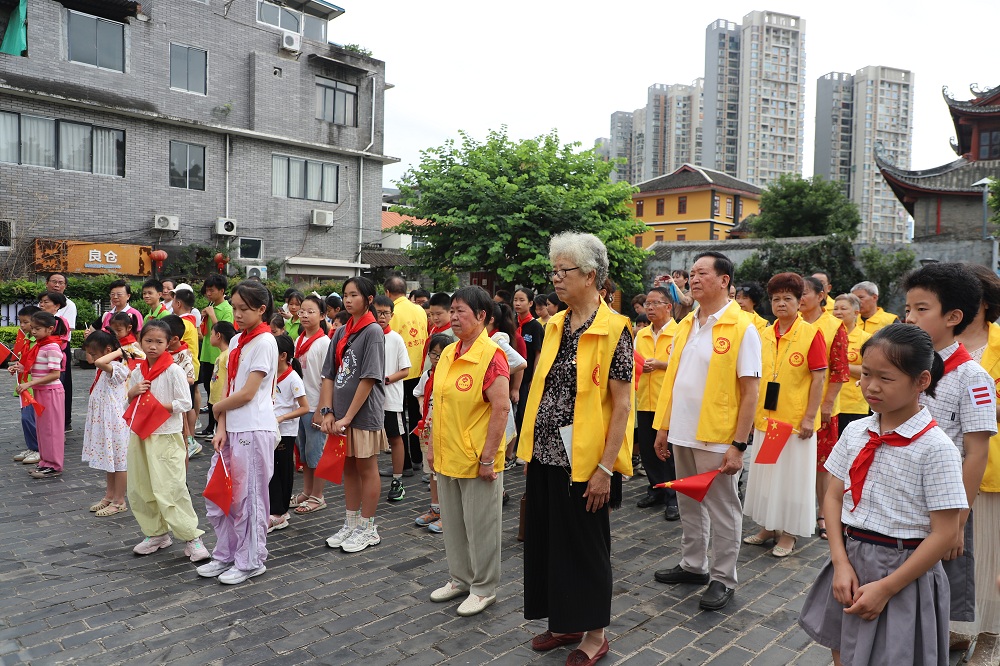 1751861871456142.jpg 參加活動(dòng)的“五老”和孩子們.jpg