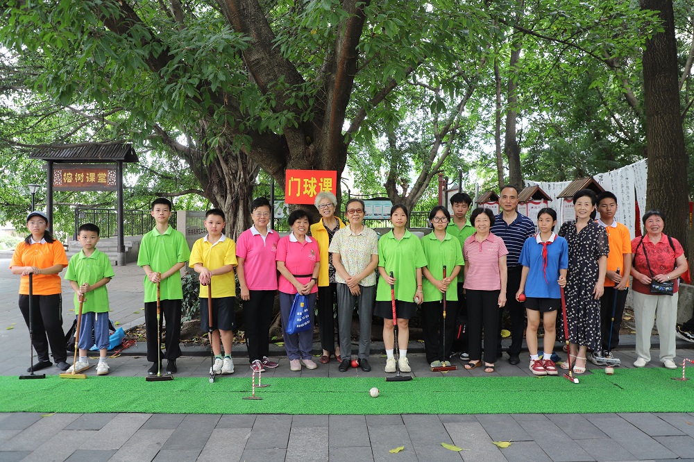 1751862156379700.jpg 領(lǐng)導(dǎo)與少兒門(mén)球隊(duì)員合影.jpg