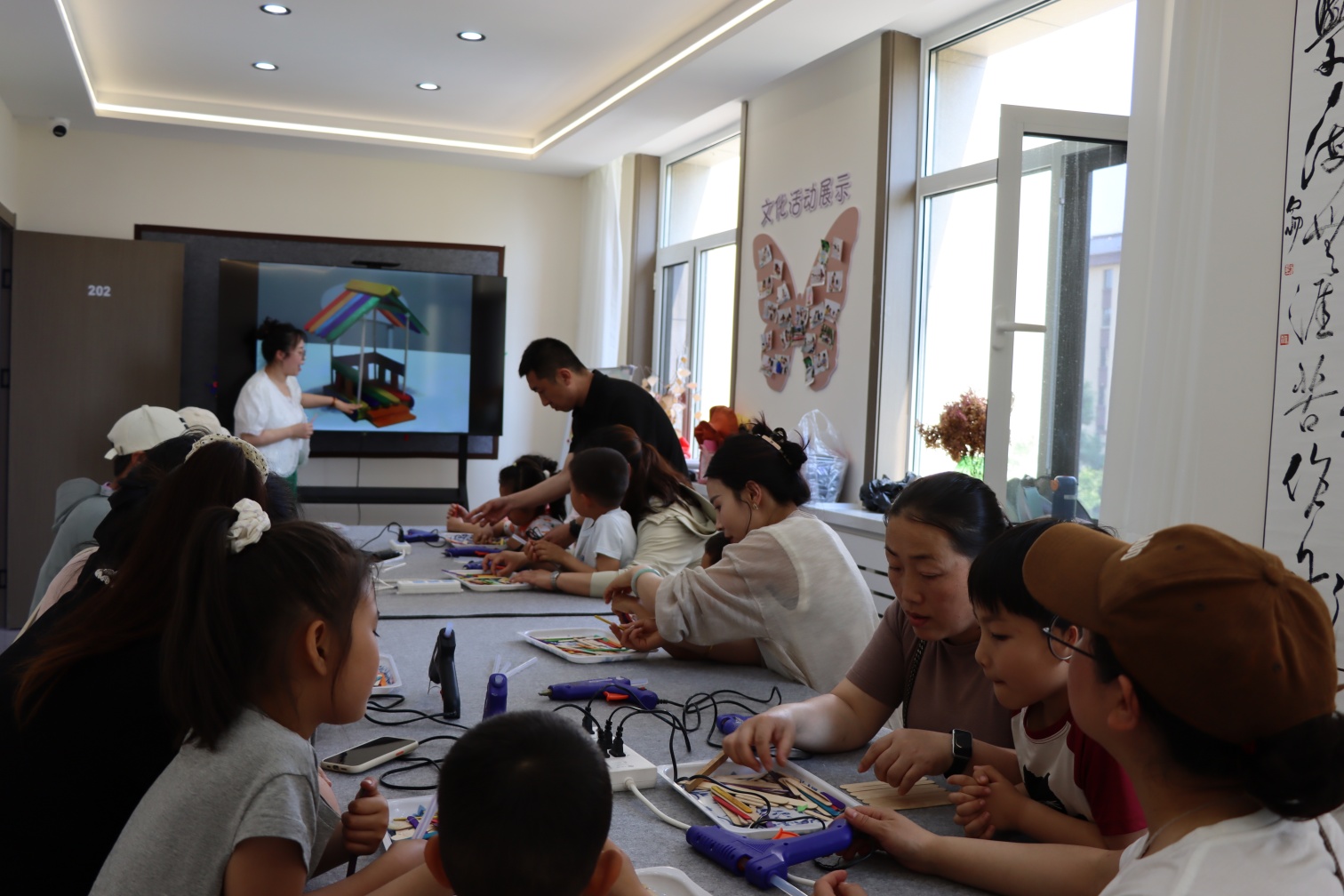 元寶山區(qū)西城街道新景四季東社區(qū)關(guān)工委“巧棍筑夢親子情 妙手繪暖家園意”活動照片2_副本.jpg