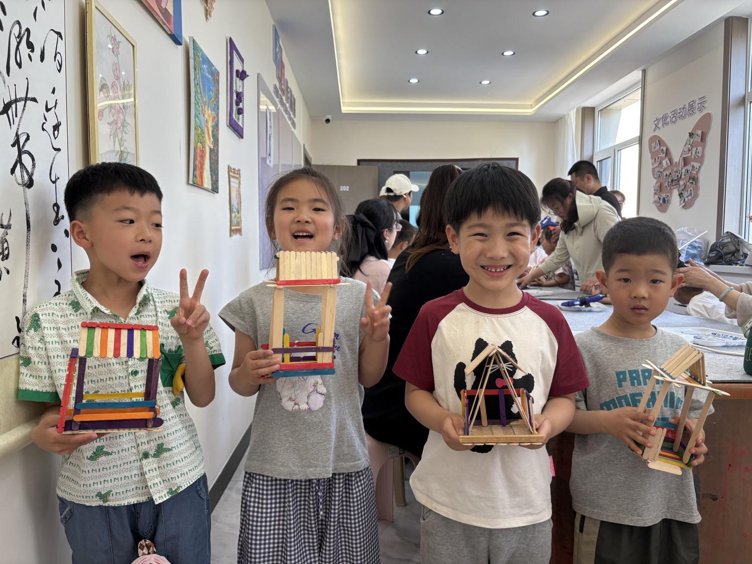 元寶山區(qū)西城街道新景四季東社區(qū)關(guān)工委“巧棍筑夢親子情 妙手繪暖家園意”活動照片3_副本.jpg