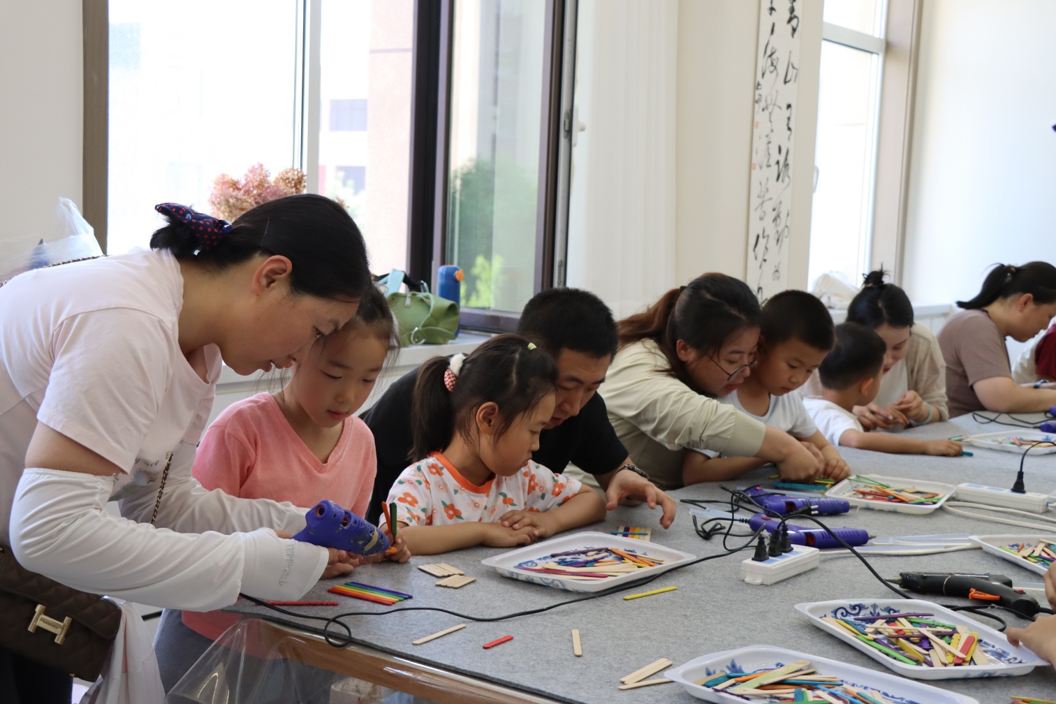 元寶山區(qū)西城街道新景四季東社區(qū)關(guān)工委“巧棍筑夢親子情 妙手繪暖家園意”活動照片4_副本.jpg