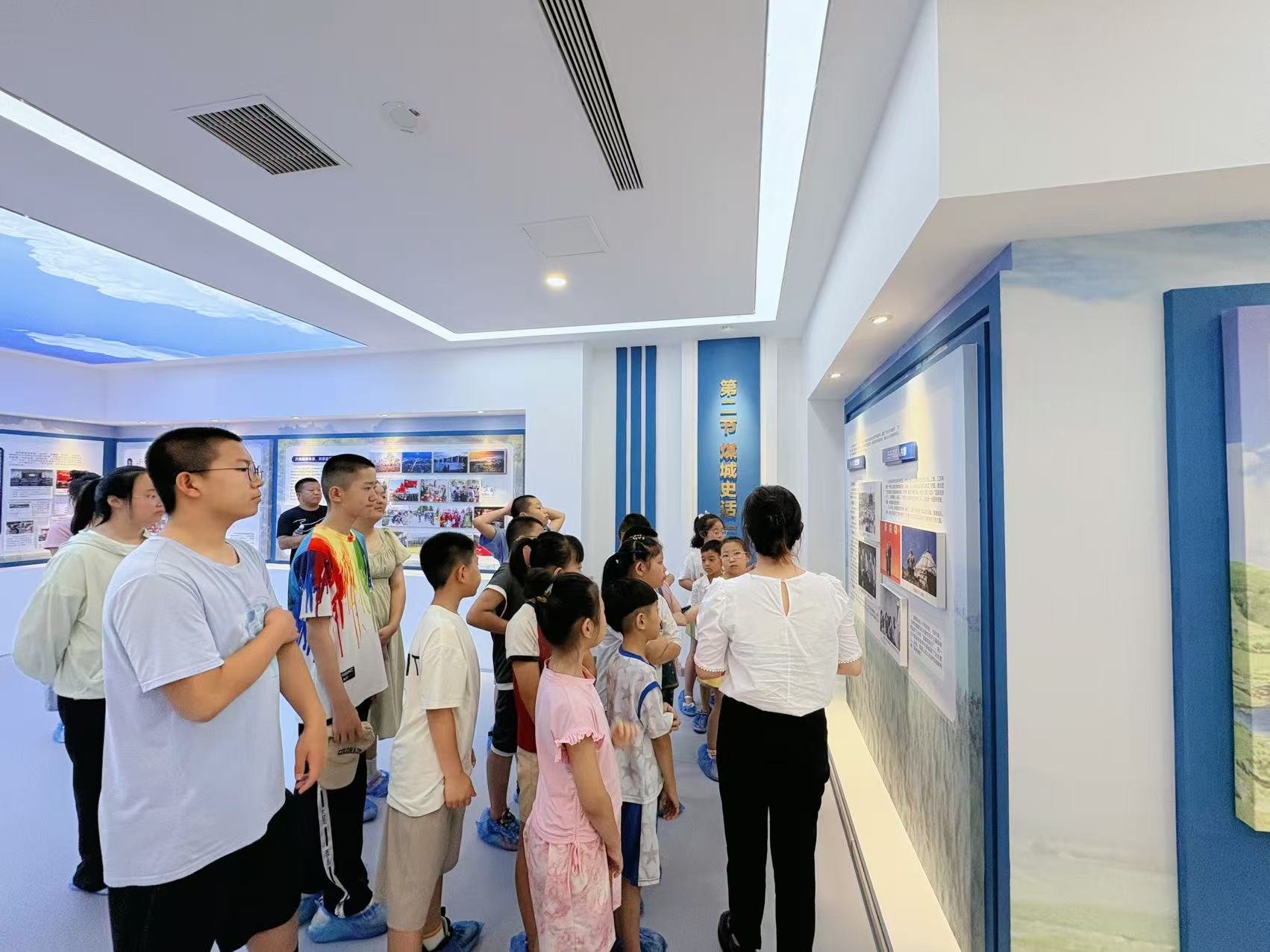 1753409049723309.jpg 元寶山區(qū)西城街道陽光社區(qū)暑期綜合教育實踐參觀活動照片3.jpg