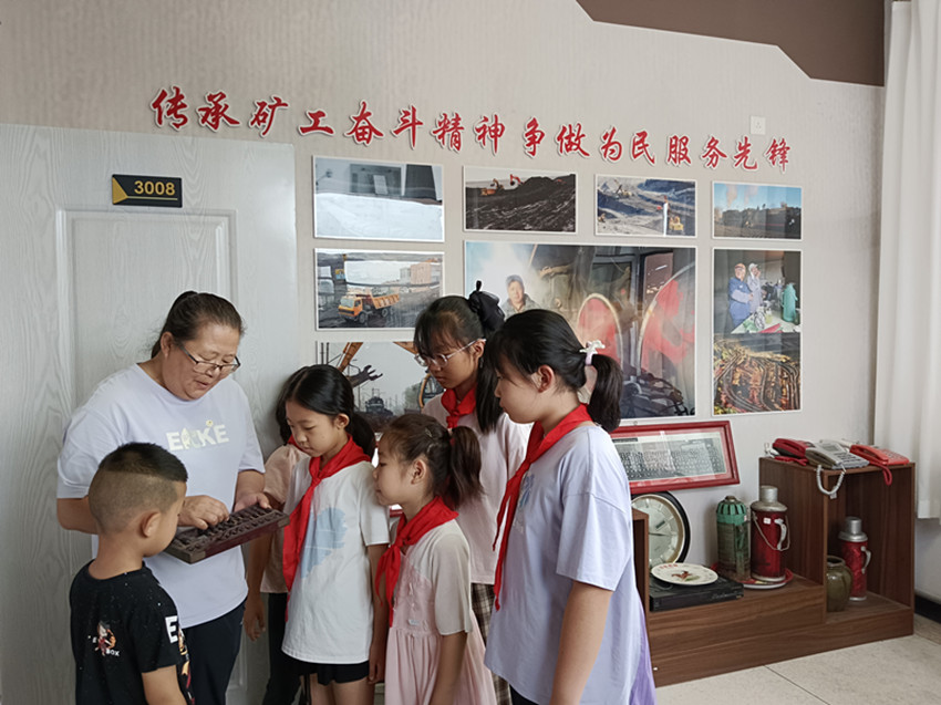 元寶山區(qū)城區(qū)街道太陽神社區(qū)：感悟礦工精神 傳承紅色基因活動照片4_副本.jpg