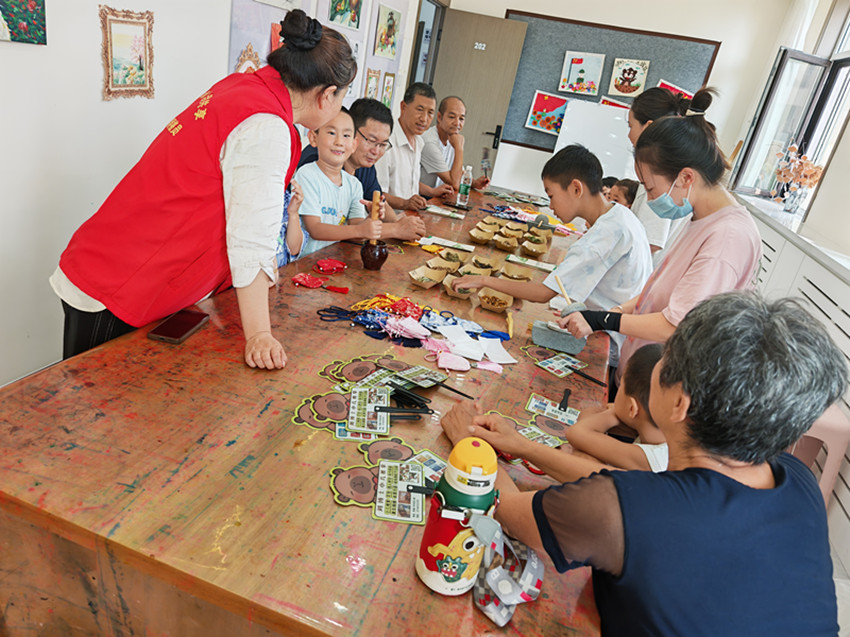 元寶山區(qū)西城街道新景四季東社區(qū)“四季鄰里融醫(yī)暖 香囊巧制蘊(yùn)親情”活動(dòng)照片2_副本.jpg