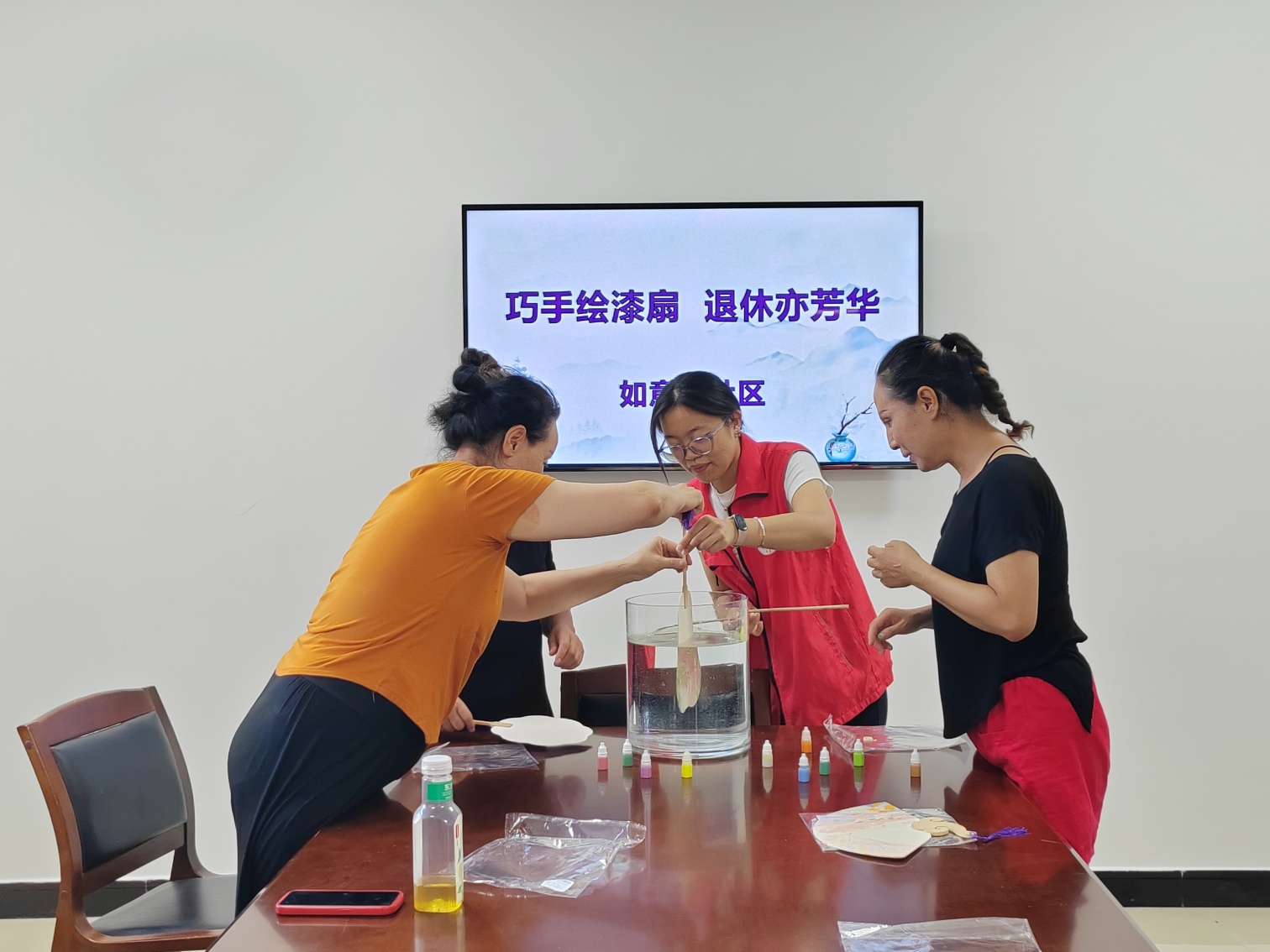 元寶山區(qū)西城街道如意東社區(qū)關(guān)工委教師節(jié)非遺活動照片1_副本.jpg