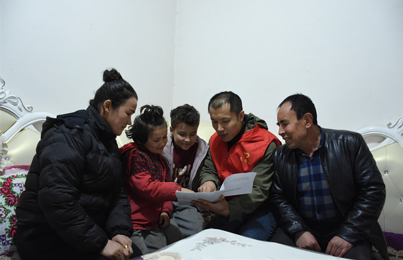 1757668796923566.jpg 關(guān)工委工作人員前往群眾家中進(jìn)行宣傳.jpg