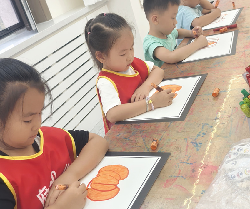 西城街道新景四季東社區(qū)關(guān)工委”秋分繪就南瓜意 少年書(shū)盡季秋情“活動(dòng)照片3_副本.jpg