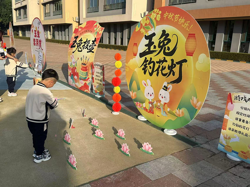 西城街道紫辰社區(qū)、西城幼兒園開展“國(guó)慶遇上中秋月”主題活動(dòng)照片1_副本.jpg