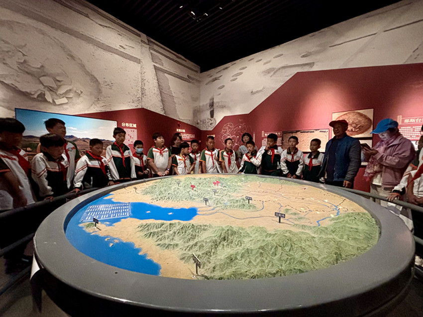 馬林小學(xué)“探紅山文化根脈 繪民族團(tuán)結(jié)畫卷”研學(xué)活動照片4_副本.jpg