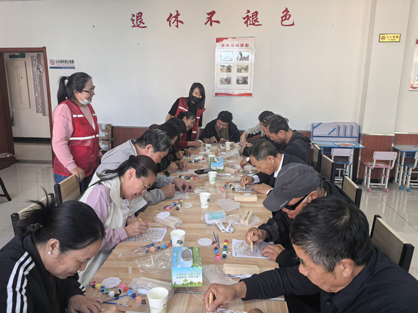 西城街道王府社區(qū)巧手制燈賀華誕  紅歌嘹亮頌盛世活動照片2_副本.jpg