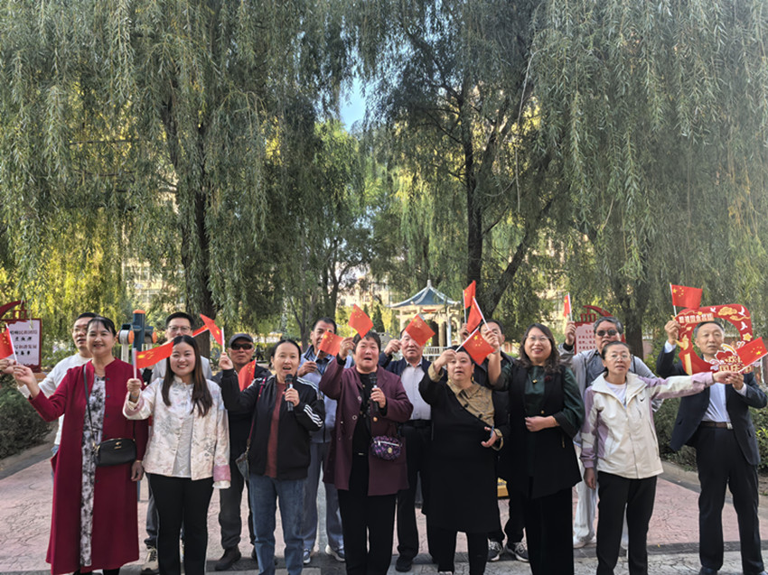 西城街道王府社區(qū)巧手制燈賀華誕  紅歌嘹亮頌盛世活動照片1_副本.jpg