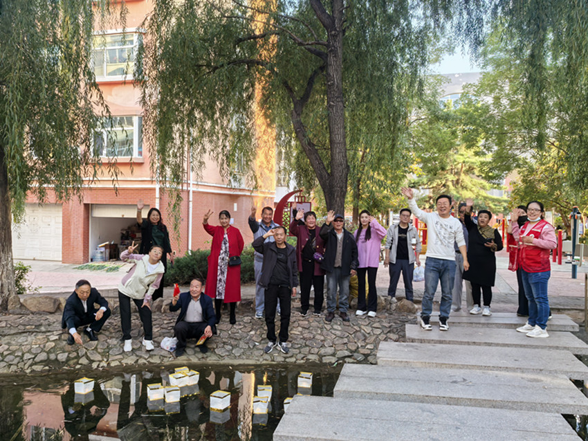 1759651195201935.jpg 西城街道王府社區(qū)酥餅含甜迎皓月 河燈煥彩慶中秋活動2_副本.jpg