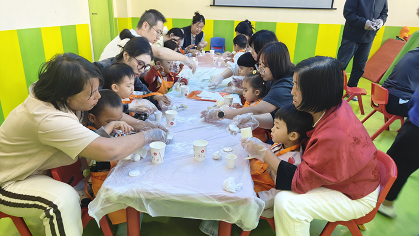 西城街道新天地社區(qū)“情滿中秋 歡度國慶”親子活動照片2_副本.jpg