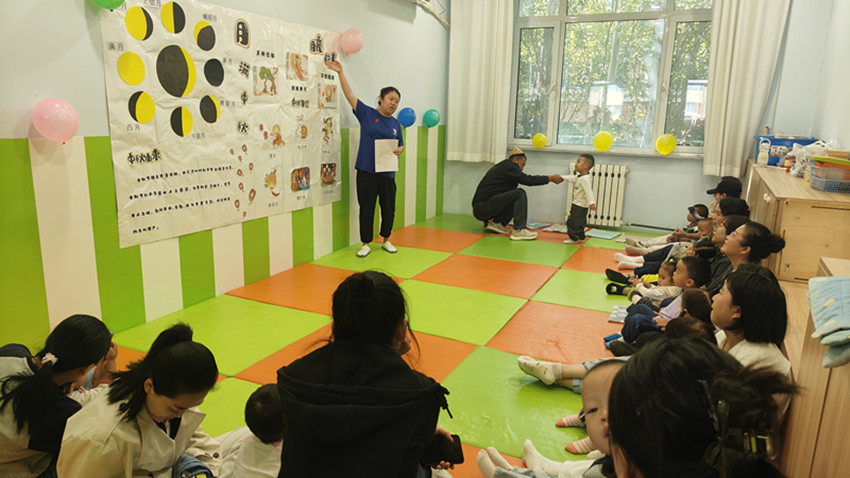 西城街道新天地社區(qū)“情滿中秋 歡度國慶”親子活動照片1_副本.jpg