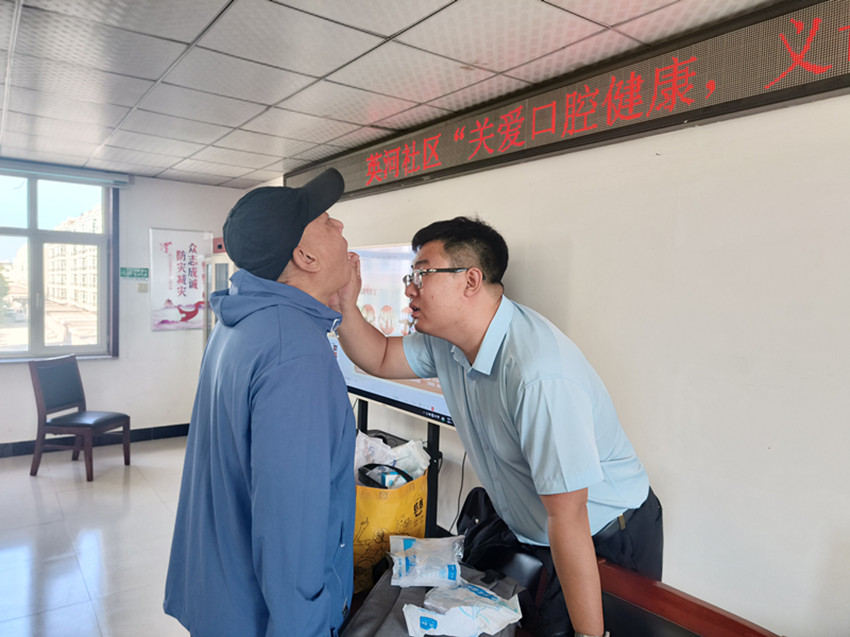 東城街道英河社區(qū)關(guān)愛(ài)口腔健康，義診溫暖同行活動(dòng)照片4_副本.jpg