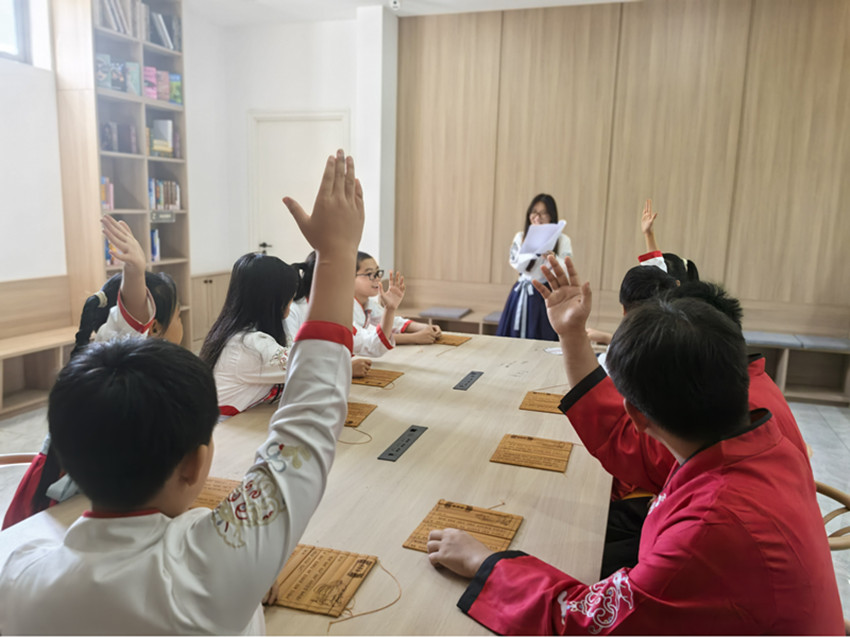 西城街道王府社區(qū)“國(guó)學(xué)競(jìng)賽顯真才 詩(shī)會(huì)雅集聚賢童”活動(dòng)照片1_副本.jpg