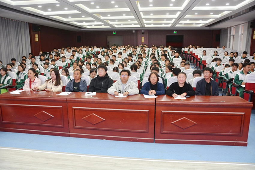 平煤高中“書香悅讀 筑夢成長”讀書分享會照片2_副本.jpg