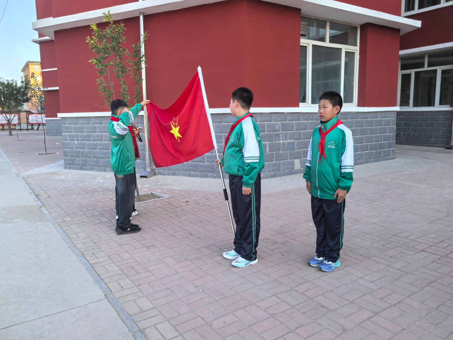 平礦一小“強(qiáng)國(guó)復(fù)興有我  爭(zhēng)當(dāng)新時(shí)代好少年”建隊(duì)日活動(dòng)照片5_副本.jpg