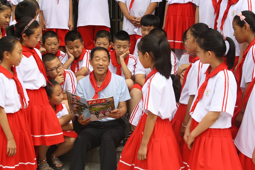 1760758008167266.jpg 作者在給少先隊員講《中國火炬》發(fā)表的征文故事.JPG