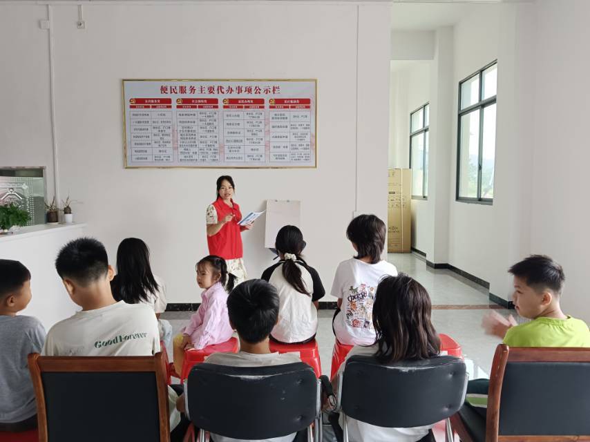 1761125835433517.jpg “五老”志愿者帶領(lǐng)留守兒童開展文化趣味活動2.jpg