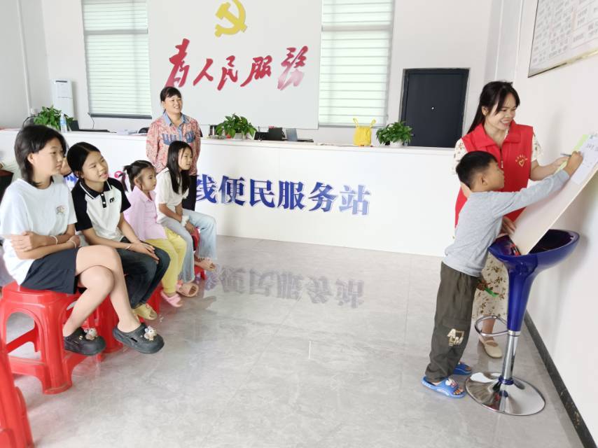 1761125842623664.jpg “五老”志愿者帶領(lǐng)留守兒童開展文化趣味活動.jpg