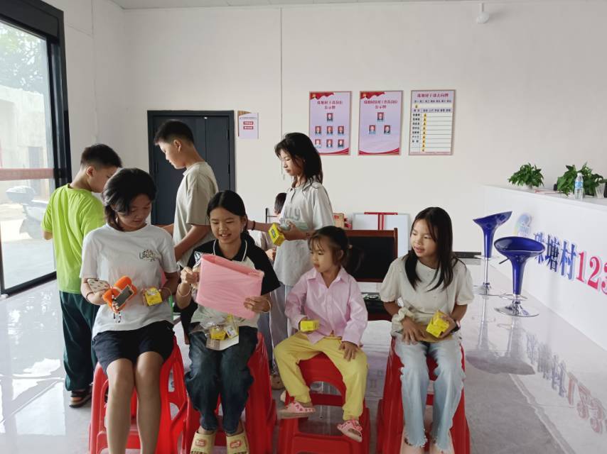 1761125853256970.jpg “五老”志愿者帶領(lǐng)留守兒童開展文化趣味活動3.jpg