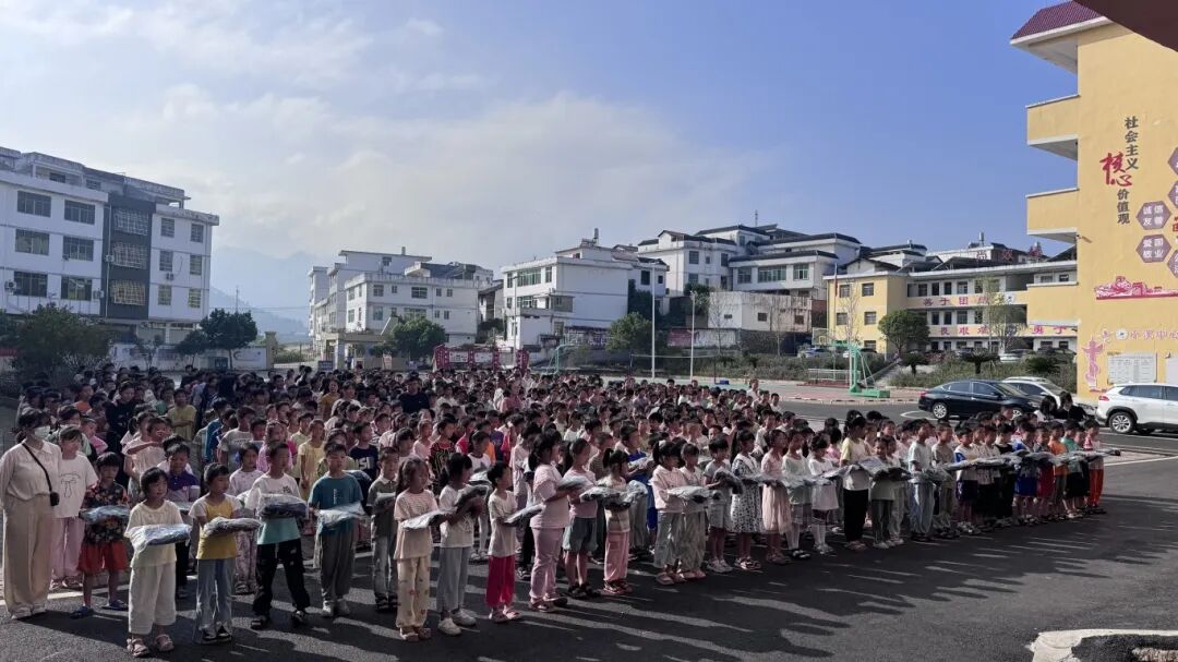 1761126176476108.jpg 校服發(fā)放現(xiàn)場.jpg