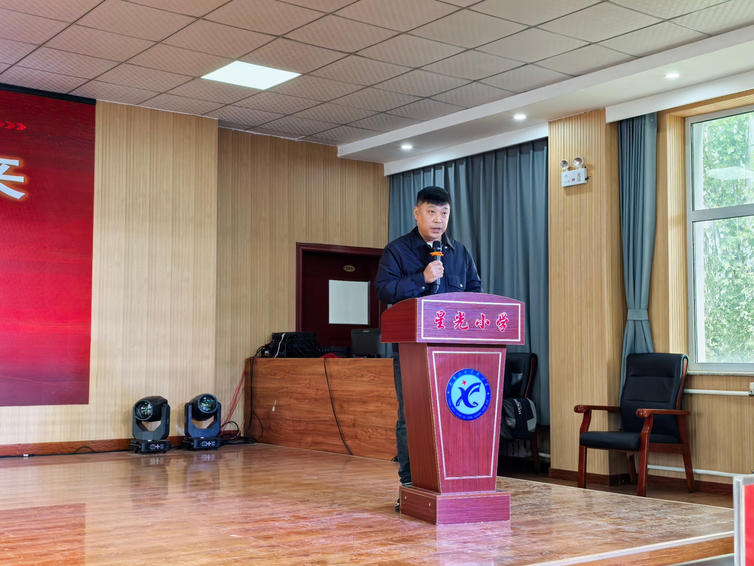 星光小學(xué)“凝聚合力 共育未來”家校社協(xié)同育人推進(jìn)暨家長委員會(huì)聘任儀式照片20_副本.jpg