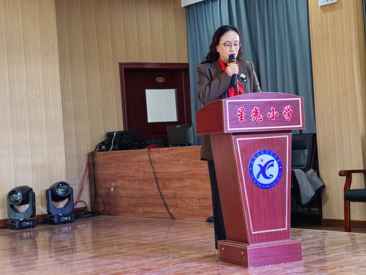 星光小學(xué)“凝聚合力 共育未來”家校社協(xié)同育人推進(jìn)暨家長委員會(huì)聘任儀式照片8_副本.jpg