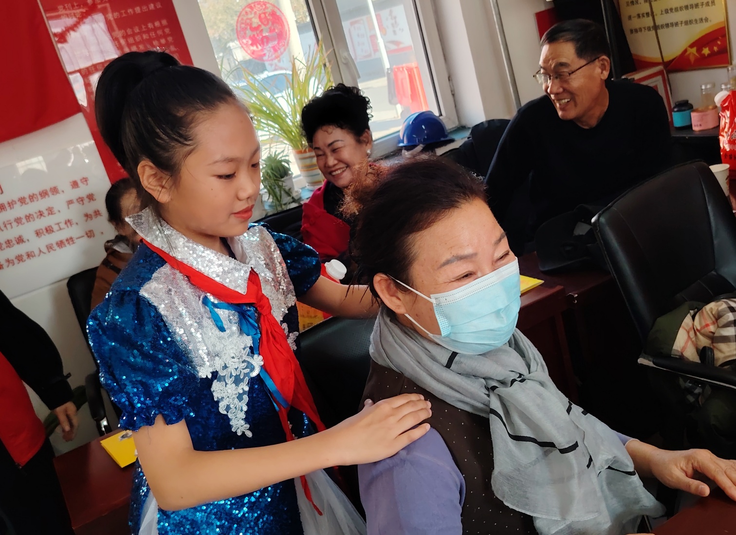 平礦二小“九九重陽暖  敬老傳美德”活動照片6_副本.jpg